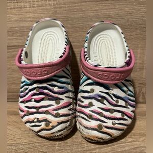 Crocs Kids 1Y rainbow Zebra Print Clogs Pink glitter strap slip on shoes J1